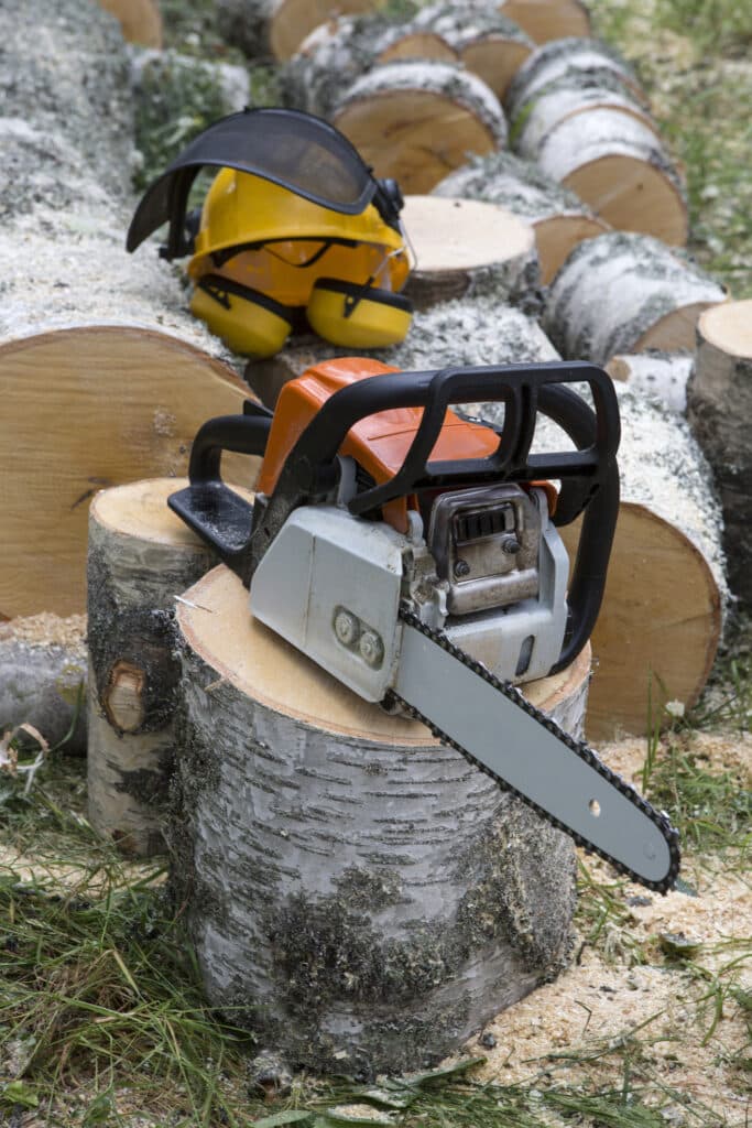 Chainsaw with helmet - Emondage Orlando